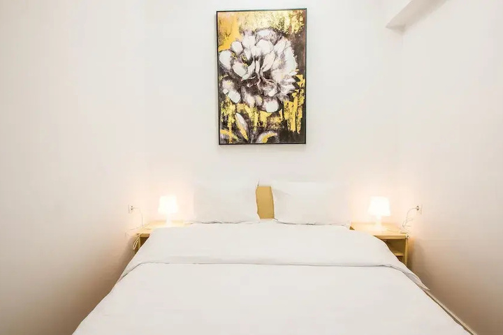 Room 6 of 12