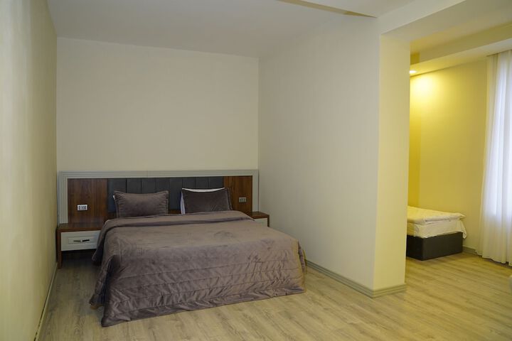 Room 2 of 28