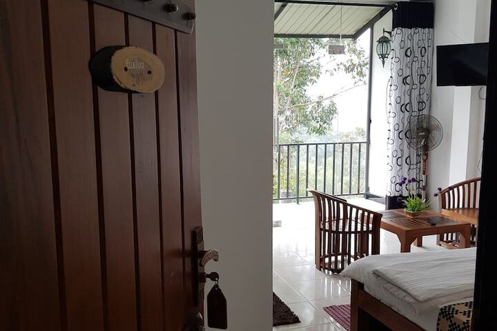Room 4 of 33