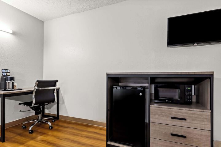 Queen Bed Accessible (6 of 13)
