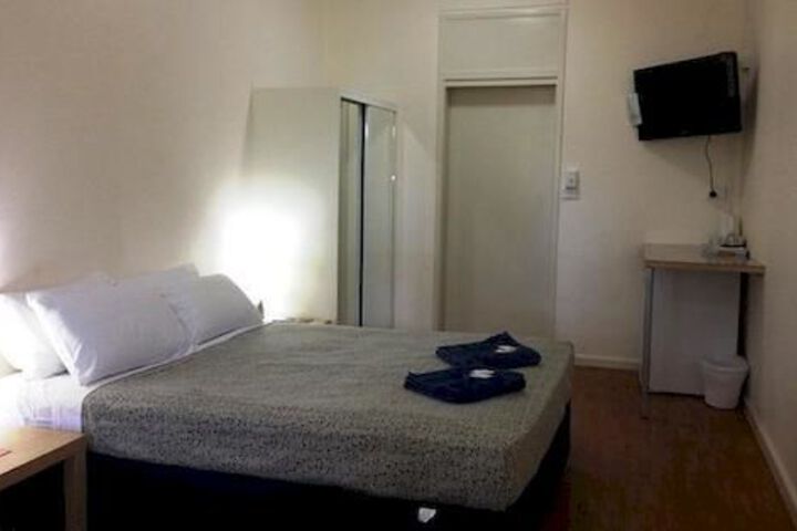 Room 17 of 33