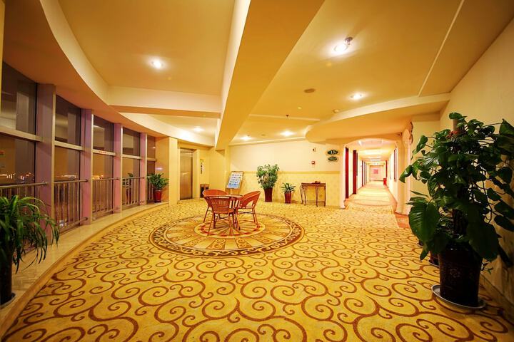 Ballroom/Hall 18 of 20