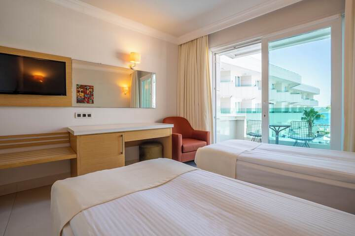 Room 33 of 160