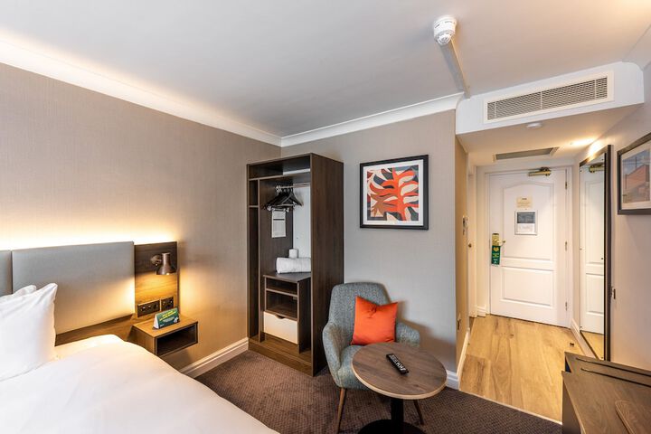 Room 38 of 100