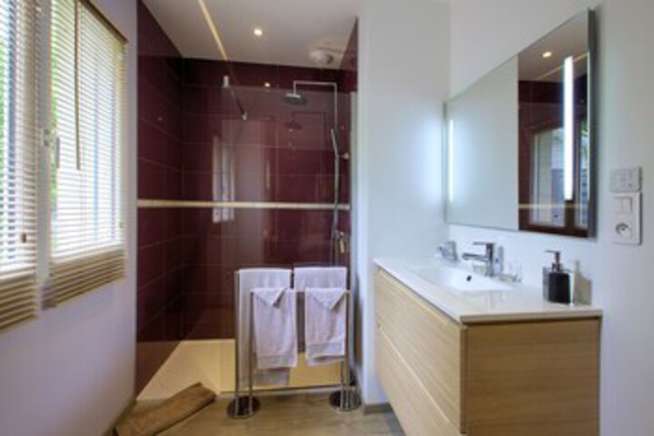 Room 4 of 102