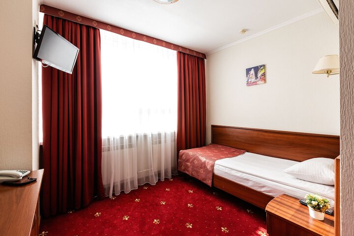 Room 7 of 102