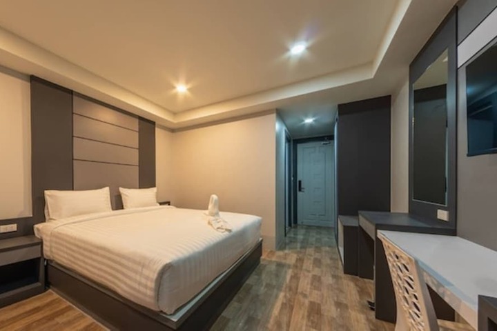 Room 8 of 28