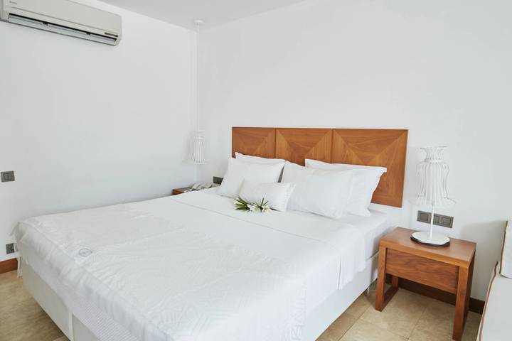 Room 2 of 33