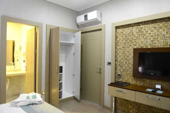 Room 18 of 104
