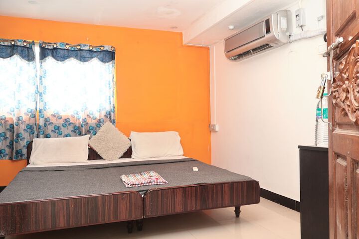 Room 9 of 33