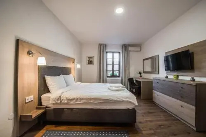 Room 9 of 14
