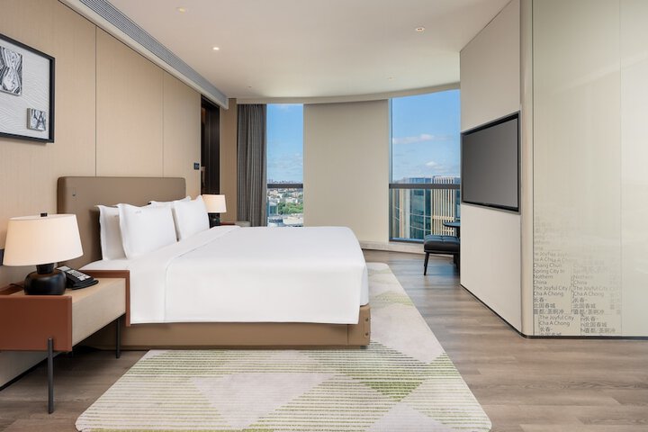 Room 28 of 83