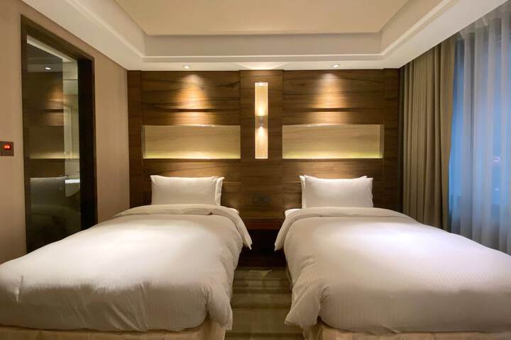 Room 44 of 99