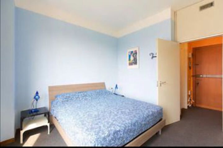 Room 5 of 9