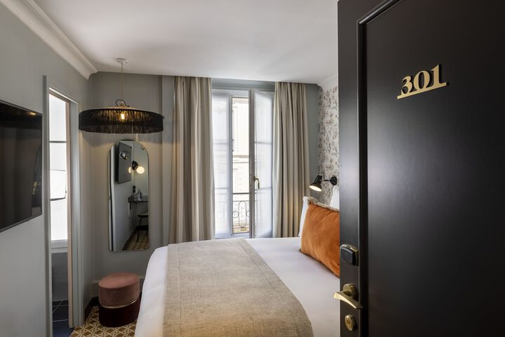Room 10 of 77