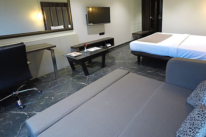 Room 28 of 49