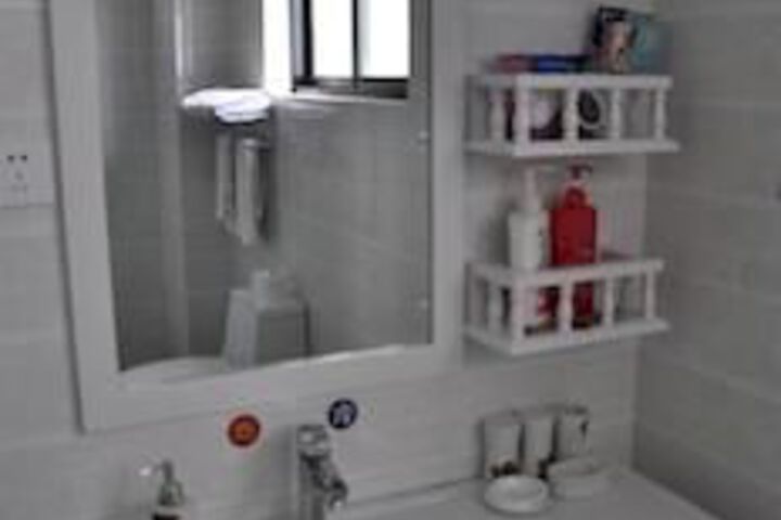 Room 7 of 76