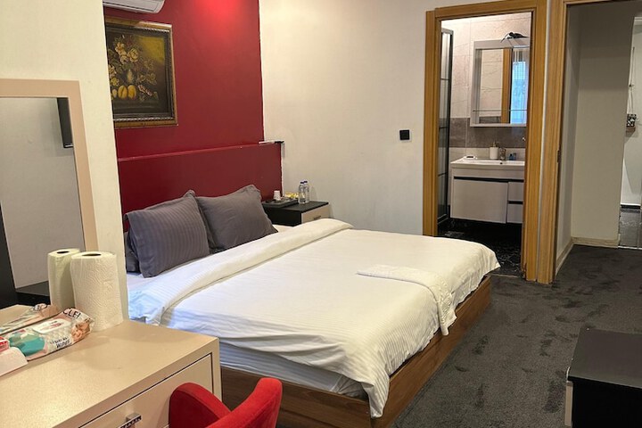 Room 53 of 104