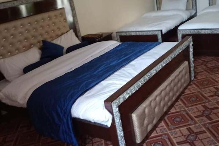 Room 4 of 9