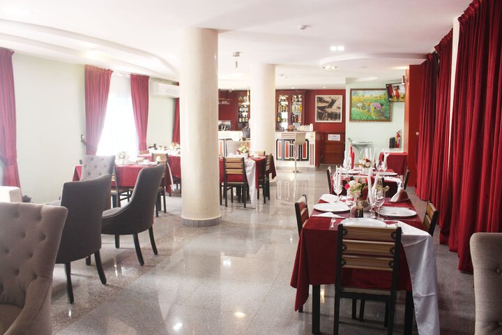 Dining 42 of 45