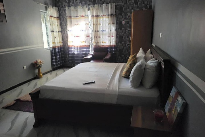 Room 5 of 10