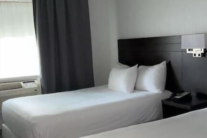 2 Double Beds (3 of 10)