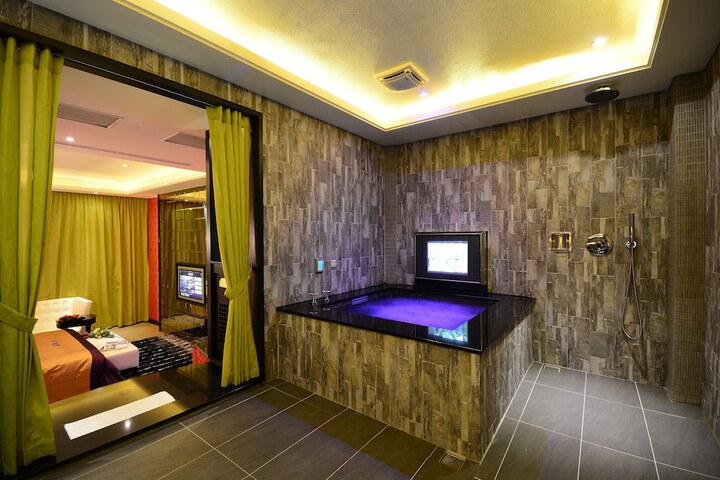 Room 33 of 57