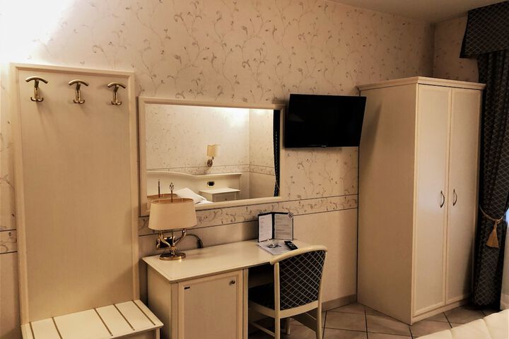 Room 6 of 18