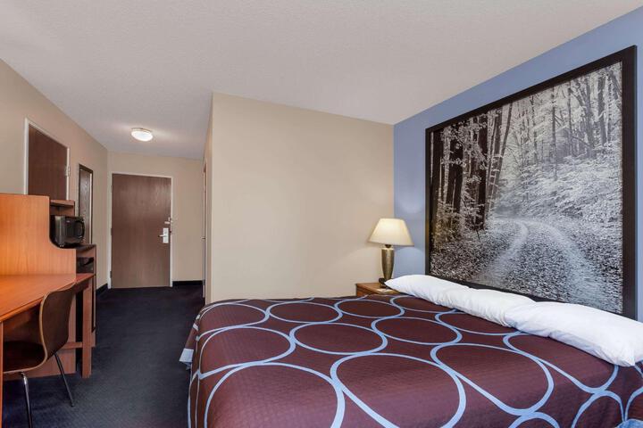 1 Queen Bed (10 of 21)