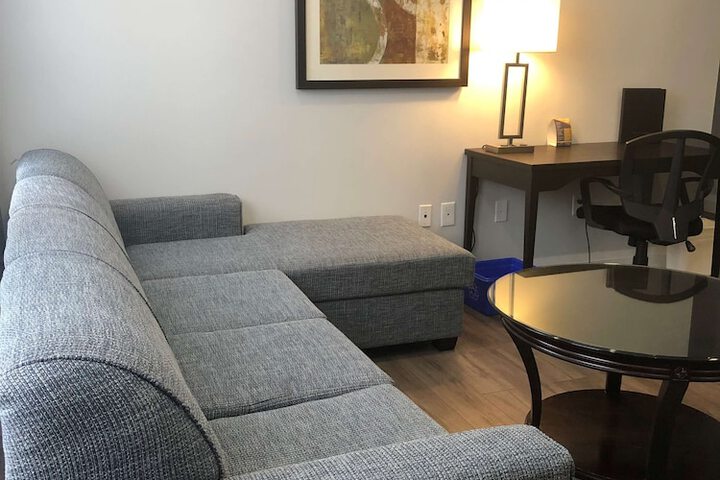 1 Queen Bed Tower Sofa Bed Work Desk Microwave and Refrigerator High Speed Internet Accessible Full Breakfast (24 of 26)
