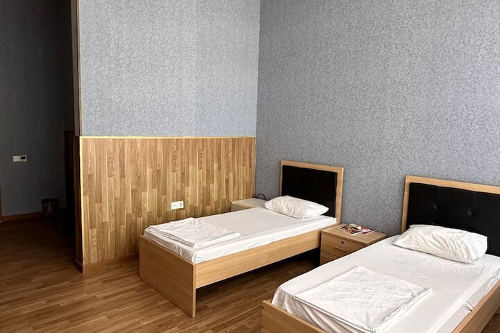 Room 6 of 17