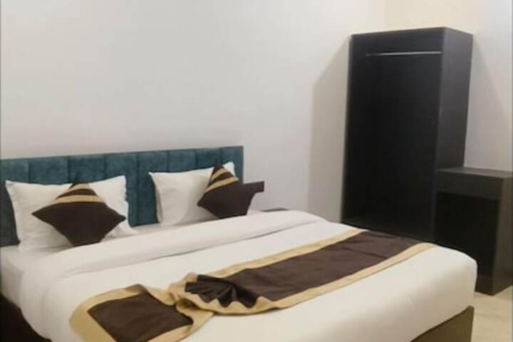 Room 4 of 8
