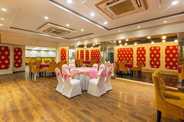 Ballroom/Hall 44 of 54