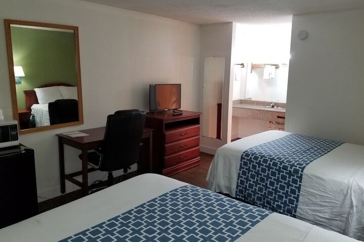 2 Queen Beds (3 of 13)