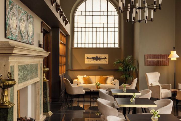 Lounge 70 of 89