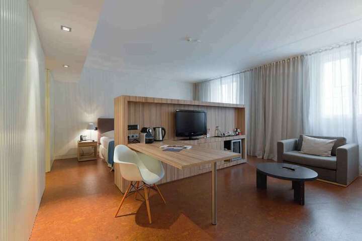 Room 32 of 153