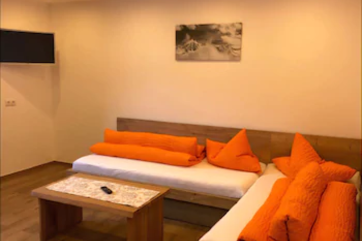 Room 5 of 8