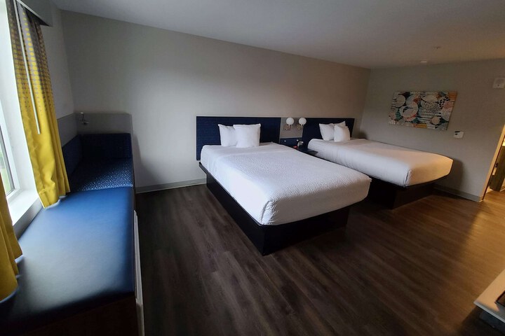 2 Queen Beds (7 of 10)