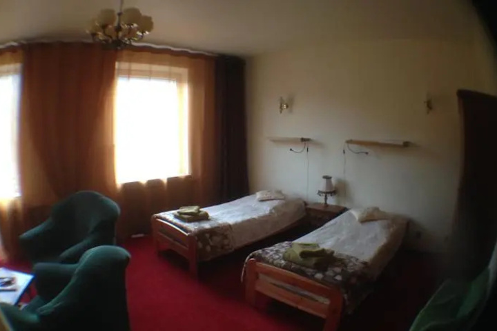 Room 6 of 9