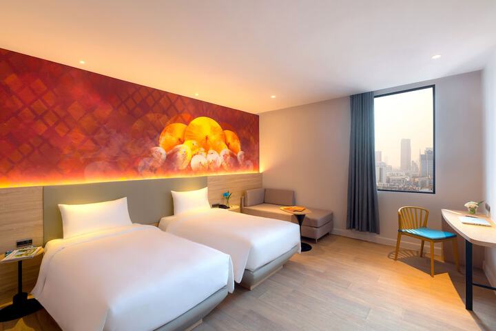 Room 5 of 93