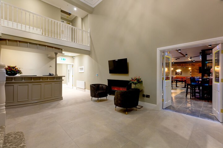 Castle Varagh Hotel & Bar