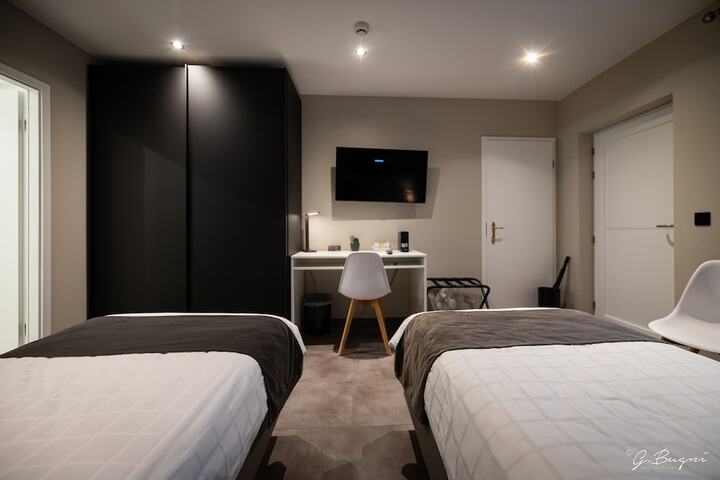 Room 4 of 25