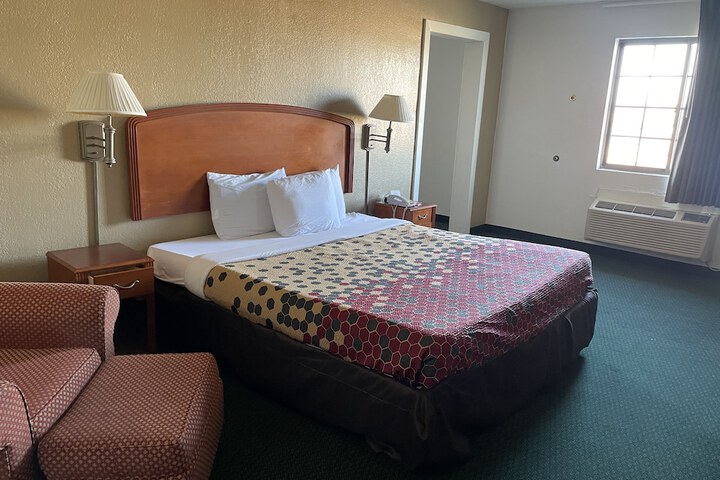 1 King Bed (5 of 23)