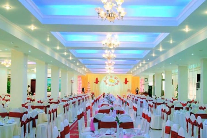 Ballroom/Hall 11 of 17