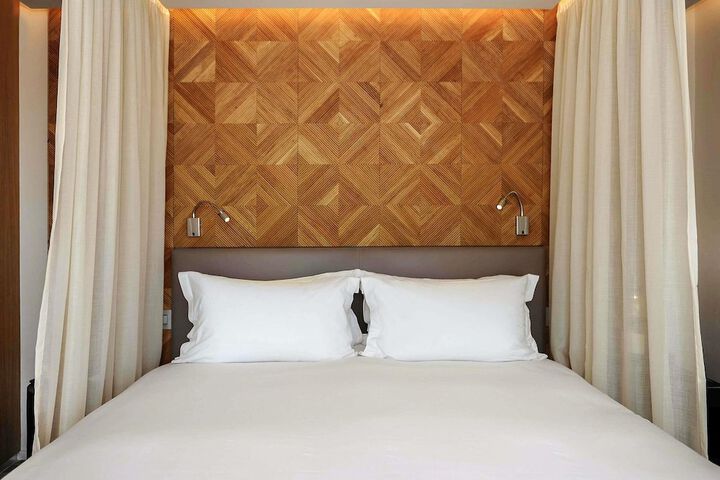 Room 56 of 377