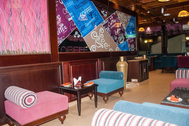 Lounge 24 of 39