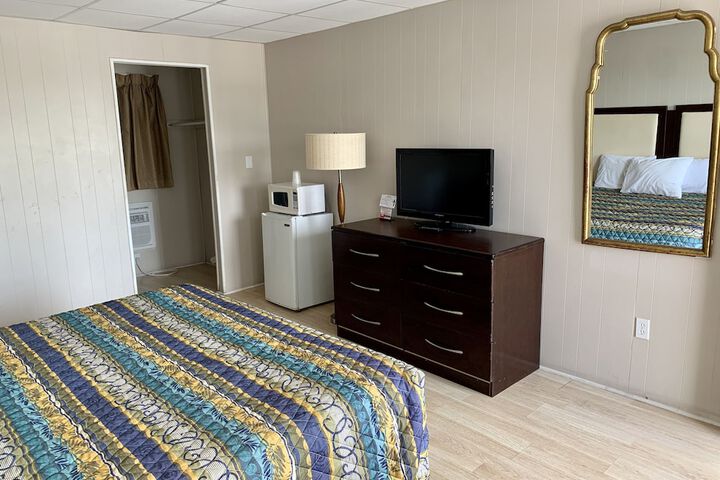1 King Bed (5 of 11)