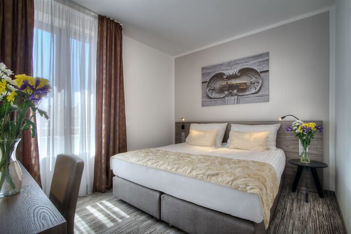 Room 9 of 50