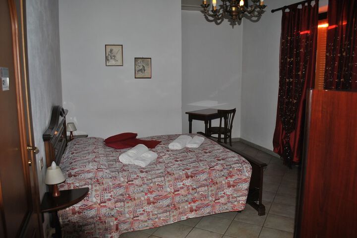 Room 15 of 33