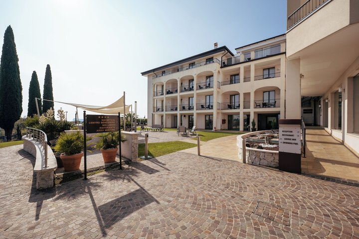 Hotel Exterior 164 of 176